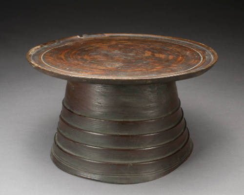 Round tray table