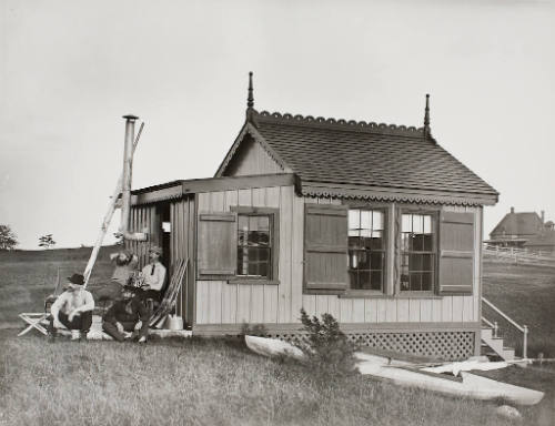 4 Hunters and their cabin