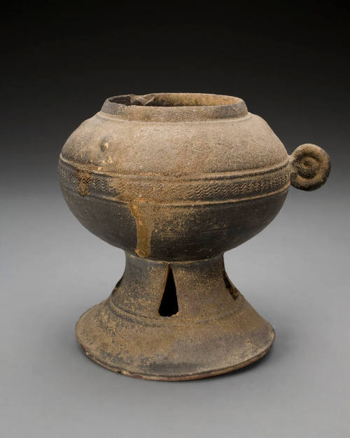 Short-necked jar with pedestal